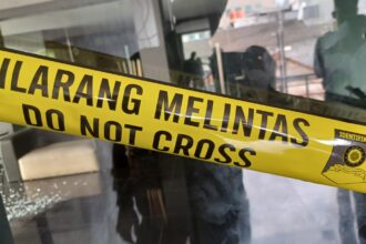 Tempat kejadian perkara (TKP) usai Gathan Saleh menembak temannya, Andika Mowardi pada perkantoran di Jalan Jatinegara Timur, Bali Mester, Jatinegara, Kamis (8/2/2024), dipasang garis police line oleh Polres Metro Jakarta Timur. Foto: Joesvicar Iqbal/Dok/ipol.id