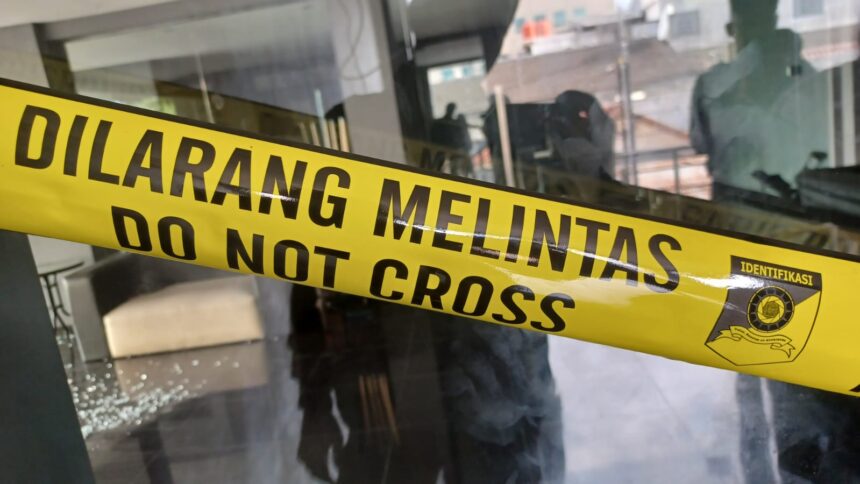 Tempat kejadian perkara (TKP) usai Gathan Saleh menembak temannya, Andika Mowardi pada perkantoran di Jalan Jatinegara Timur, Bali Mester, Jatinegara, Kamis (8/2/2024), dipasang garis police line oleh Polres Metro Jakarta Timur. Foto: Joesvicar Iqbal/Dok/ipol.id