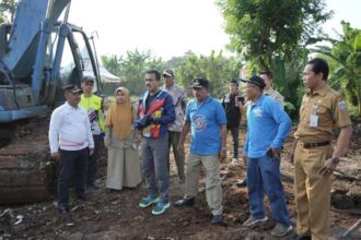 Wali Kota Administrasi Jakarta Timur, M. Anwar, didampingi Camat Cipayung, Panangaran Ritonga, Kasatpel Sudin SDA Kecamatan Cipayung, Dian Kartika, Lurah Bambu Apus, Novian Wijanarko dan Dewan Kota Kecamatan Cipayung, Toto Suharto, mengawasi langsung pembangunan Waduk Mandor Hasan di Kelurahan Bambu Apus, Kecamatan Cipayung, Selasa (28/5/2024). Foto: Ist