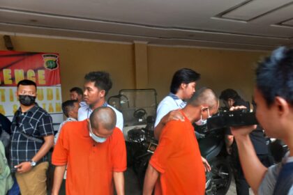Dua tersangka pemalsu dokumen TN, 32, dan PRA, 21, tertunduk usai ditangkap aparat Polsek Metro Setiabudi, Jakarta Selatan, pada Selasa (28/5). Foto: Joesvicar Iqbal/ipol.id