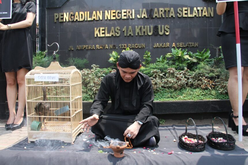 Mbah Mijan kurang yakin dengan peristiwa Linda kesurupan yang kedua kali. Menurutnya itu adalah penyimpangan alur cerita (plot twist) atau sebuah upaya untuk menutupi alur cerita yang sebenarnya.