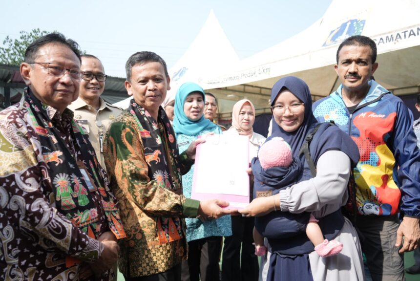Wali Kota Jakarta Timur, M. Anwar dan jajaran, saat menghadiri verifikasi tim lapangan Lomba Kampung Keluarga Berkualitas Tingkat Nasional di Ruang Publik Terpadu Ramah Anak (RPTRA) Rawa Binong, Selasa (28/5/2024). Foto: Ist