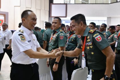 Pj Gubernur Sulsel saat hadir dalam apel Komandan Satuan TNI Kodam XIV/ Hasanuddin. Foto: Dok humas pemprov Sulsel