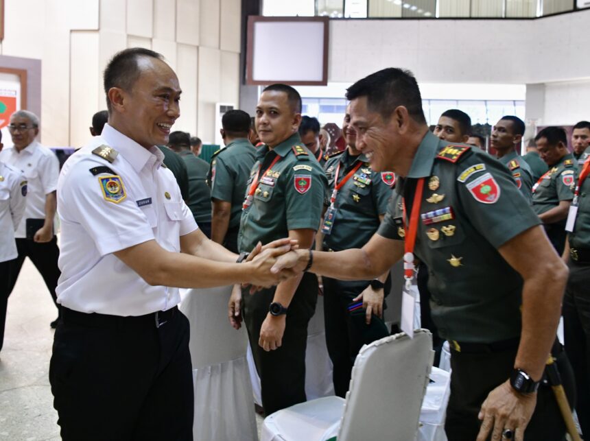 Pj Gubernur Sulsel saat hadir dalam apel Komandan Satuan TNI Kodam XIV/ Hasanuddin. Foto: Dok humas pemprov Sulsel