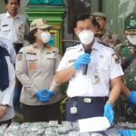 Camat Ciracas, Yus Wil Rasid dan jajaran bersama Satpol PP serta TNI memusnahkan sebanyak 8.200 butir obat-obatan terlarang berbagai jenis termasuk dalam daftar G di Kantor Kecamatan Ciracas, Jakarta Timur, Rabu (29/5). Foto: Ist