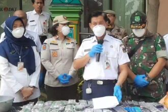Camat Ciracas, Yus Wil Rasid dan jajaran bersama Satpol PP serta TNI memusnahkan sebanyak 8.200 butir obat-obatan terlarang berbagai jenis termasuk dalam daftar G di Kantor Kecamatan Ciracas, Jakarta Timur, Rabu (29/5). Foto: Ist