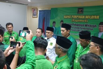 Ketua DPW PPP DKI Jakarta, Saiful Rahmat Dasuki (baju putih) saat diwawancara.(Foto dok pribadi)