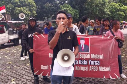 Massa mengatasnamakan Masyarakat Daerah Anti Rasuah (Amarah) menggelar aksi unjuk rasa di halaman depan gedung Komisi Pemberantasan Korupsi (KPK), Setiabudi, Jakarta Selatan, pada Kamis (30/5/2024). Foto: Joesvicar Iqbal/ipol.id