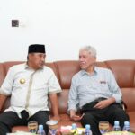 Pj Gubernur Sulbar, Bahtiar Baharuddin saat mengunjungi kediaman pejuang Sulbar.(Foto dok pribadi)