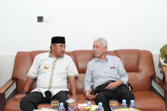 Pj Gubernur Sulbar, Bahtiar Baharuddin saat mengunjungi kediaman pejuang Sulbar.(Foto dok pribadi)