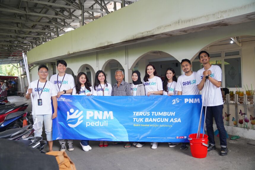 Semangat gotong royong ditunjukkan sejumlah karyawan PT Permodalan Nasional Madani (PNM) dengan membersihkan area masjid di sekitar kantor PNM. PNM sekaligus memberikan bantuan perlengkapan masjid seperti alat kebersihan dan perlengkapan ibadah, Kamis (30/5/2024). Foto: PNM