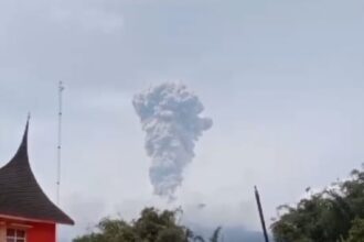 Erupsi Gunungapi Marapi terpantau dari Posko Penanganan Darurat Galodo Kabupaten Agam di Kantor Kecamatan Sungai Pua pada Kamis (30/5). Foto: BPBD Kabupaten Agam