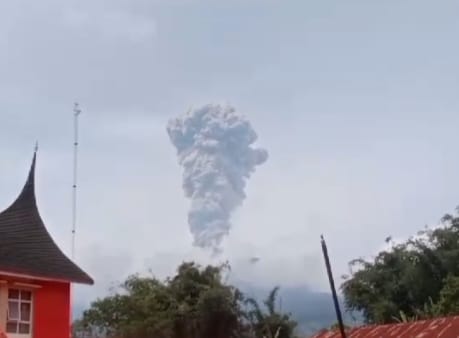 Erupsi Gunungapi Marapi terpantau dari Posko Penanganan Darurat Galodo Kabupaten Agam di Kantor Kecamatan Sungai Pua pada Kamis (30/5). Foto: BPBD Kabupaten Agam