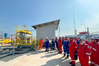 Direktur Teknik dan Lingkungan Minyak dan Gas Bumi (Migas) Kementerian Energi dan Sumber Daya Mineral (ESDM) Noor Arifin Mohammad beserta jajaran melakukan management walkthrough di Onshore Receiving Facility (ORF) di Semarang, Jawa Tengah, Jumat (31/5/2024). Foto: Dok Pertamina