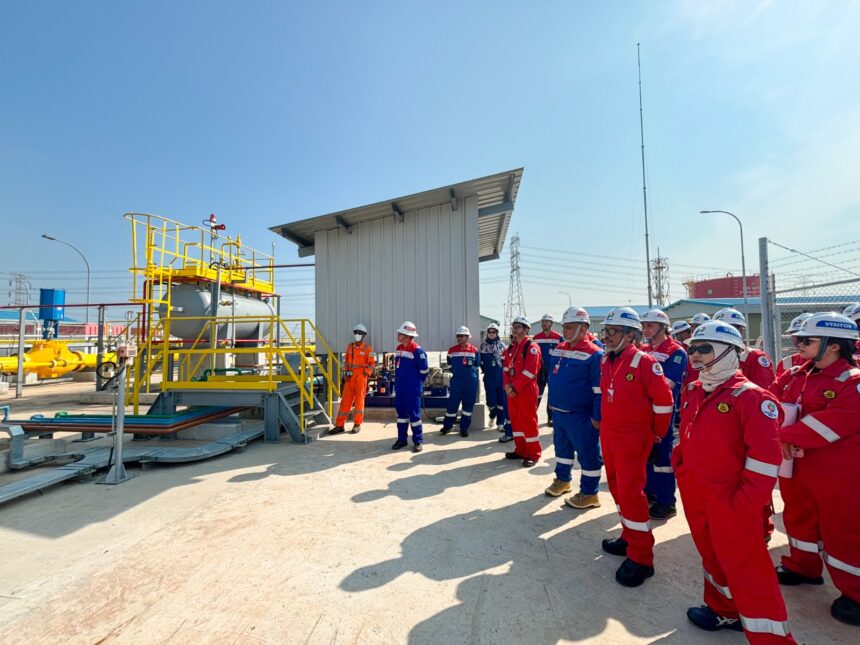 Direktur Teknik dan Lingkungan Minyak dan Gas Bumi (Migas) Kementerian Energi dan Sumber Daya Mineral (ESDM) Noor Arifin Mohammad beserta jajaran melakukan management walkthrough di Onshore Receiving Facility (ORF) di Semarang, Jawa Tengah, Jumat (31/5/2024). Foto: Dok Pertamina