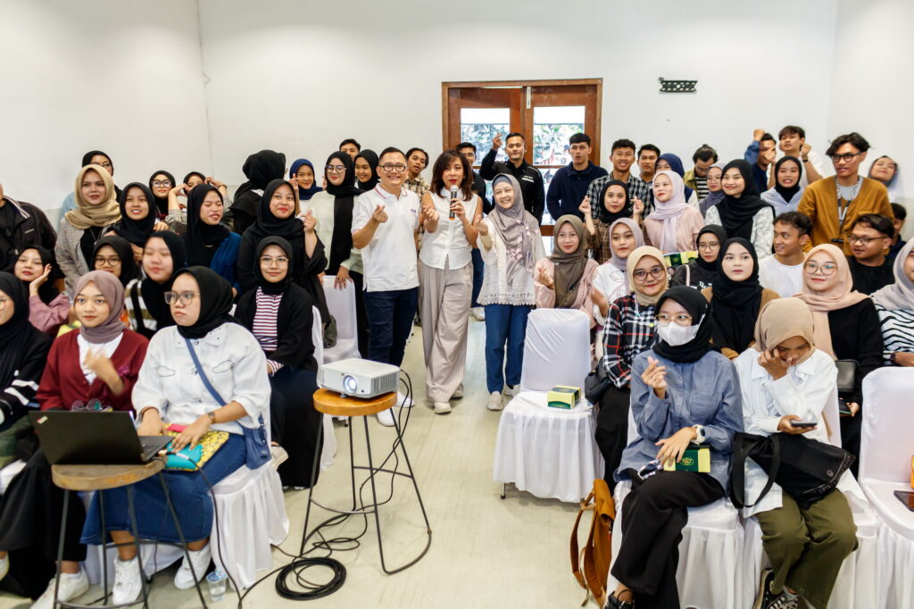 Kepala Departemen Literasi AAJI, Cicilia Nina bersama para peserta literasi keuangan di Laswi, Bandung. (Alidrian Fahwi/ipol.id)