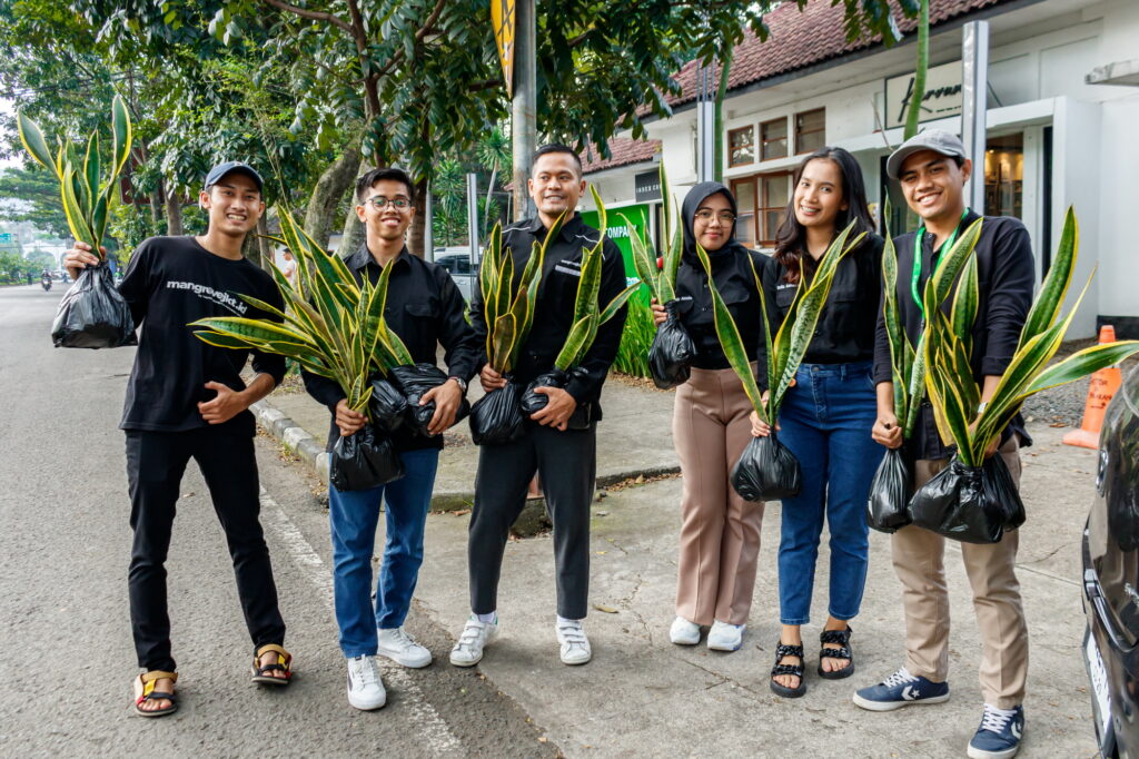 Anggota Komunitas Mangrove Jakarta akan membagikan pohon Lidah Mertua kepada warga di kawasan Laswi, Bandung. (Alidrian Fahwi/ipol.id)