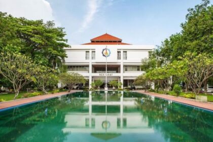 Sejak tahun ajaran 2013/2014, ITS telah menerapkan pembagian UKT ke dalam tujuh kelompok untuk jalur prestasi maupun tes tulis. Pembagian tersebut yakni dari kelompok 1 hingga 7 dengan kisaran biaya mulai dari Rp500.000 hingga Rp7,5 juta.