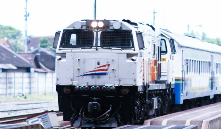 Jumlah penumpang kereta api pada libur panjang akhir pekan Hari Waisak naik signifikan. Foto: KAI
