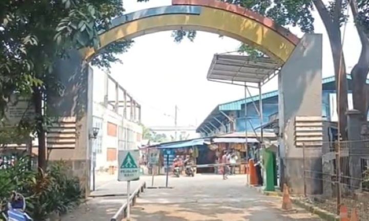 Meresahkan, Koperasi Pasar Lokbin Munjul Diduga Pungli Pedagang 2 Kondisi sejumlah kios semi permanen tak layak di Lokbin Pasar Munjul, Kelurahan Munjul, Kecamatan Cipayung, Jakarta Timur, Minggu (12/5). Foto: Joesvicar Iqbal/ipol.id