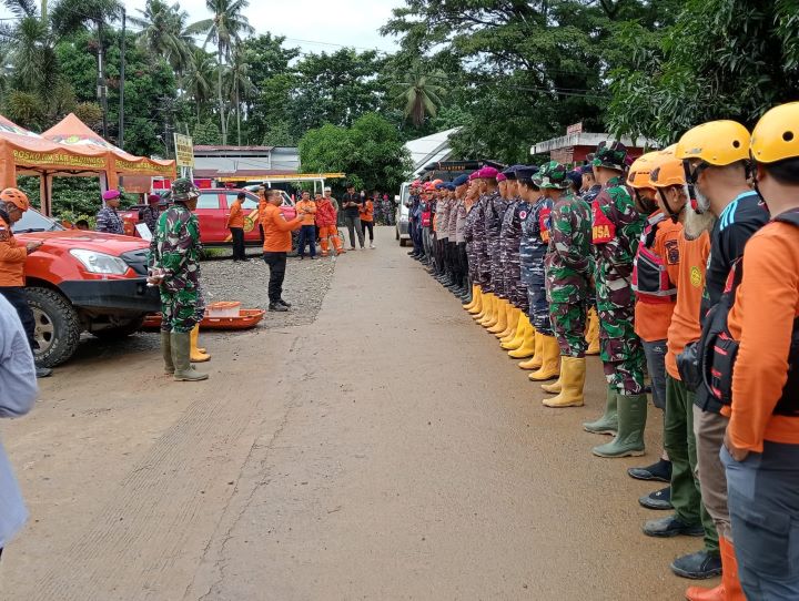 Badan Penanggulangan Bencana Daerah (BPBD) Provinsi Sulsel berkoordinasi saat membantu korban bencana banjir dan tanah longsor di Kabupaten Luwu. Foto: Ist