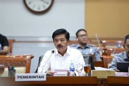 Menteri Koordinator Bidang Politik, Hukum dan Keamanan Marsekal TNI (Purn) Hadi Tjahjanto saat menghadiri Rapat Kerja dengan Komisi III DPR di Gedung DPR RI, Jakarta, Senin (13/5/2024). Foto: Kemenko Polhukam
