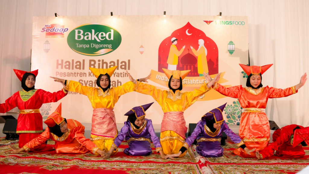 Penampilan dari siswi-siswi Pesantren As-Syafi’iyah. (dok. Wings Food)