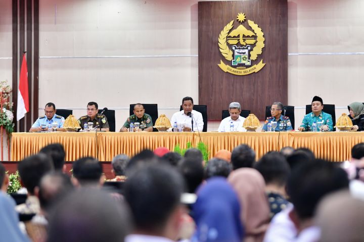 Pj Gubernur Sulsel, Bahtiar Baharuddin, memimpin Rapat Koordinasi (Rakor) Pemantapan Pemilihan Kepala Daerah (Pilkada) Serentak 2024 bersama Forum Komunikasi Pimpinan Daerah (Forkopimda) Provinsi Sulsel, di Ruang Pola Kantor Gubernur Sulsel, Kamis, 2 Mei 2024. Foto: ist