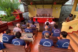 Sebanyak 49 narapidana yang beragama Buddha tengah menunggu remisi diberikan petugas di Vihara Ariyasacca saat Hari Raya Tri Suci Waisak 2568 BE di Lapas Kelas I Cipinang, Jatinegara, Jakarta, Kamis (23/5). Foto: Ist