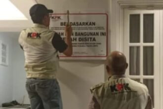 Penyidik Komisi Pemberantasan Korupsi (KPK) saat menyita rumah yang diduga milik Direktur Alat dan Mesin Pertanian Kementan nonaktif Muhammad Hatta di ota Parepare, Sulawesi Selatan. Foto: Humas KPK