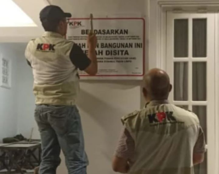 Penyidik Komisi Pemberantasan Korupsi (KPK) saat menyita rumah yang diduga milik Direktur Alat dan Mesin Pertanian Kementan nonaktif Muhammad Hatta di ota Parepare, Sulawesi Selatan. Foto: Humas KPK