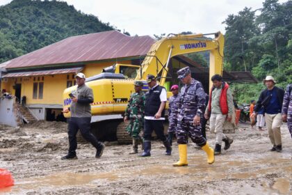 Pj Gubernur Bahtiar bersama Brigjen Andi Rahmat menemui warga yang rumahnya berada di tepi sungai. Foto: humas