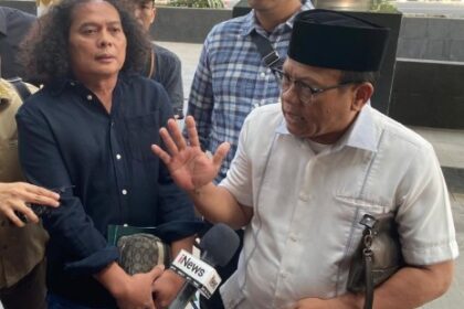 Ketua Indonesia Police Watch (IPW), Sugeng Teguh Santoso saat melaporkan Jaksa Agung Muda Pidana Khusus (Jampidsus) Kejagung dan pihak lainnya ke Komisi Pemberantasan Korupsi (KPK), beberapa waktu lalu. Foto: Dok KSST