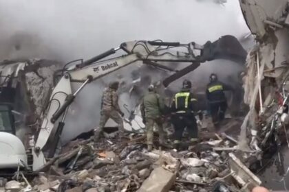 Apartemen di Belgorod, Rusia ambruk terkena rudal Ukraina. Foto: Medsos X