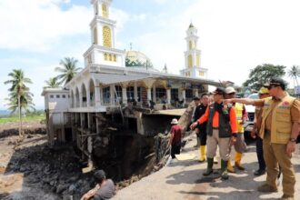 Kepala BNPB Letjen TNI Suharyanto saat meninjau lokasi terdampak banjir lahar dingin dan longsor. Foto: BNPB