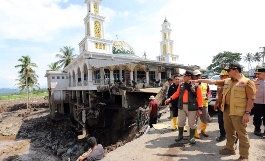 Kepala BNPB Letjen TNI Suharyanto saat meninjau lokasi terdampak banjir lahar dingin dan longsor. Foto: BNPB