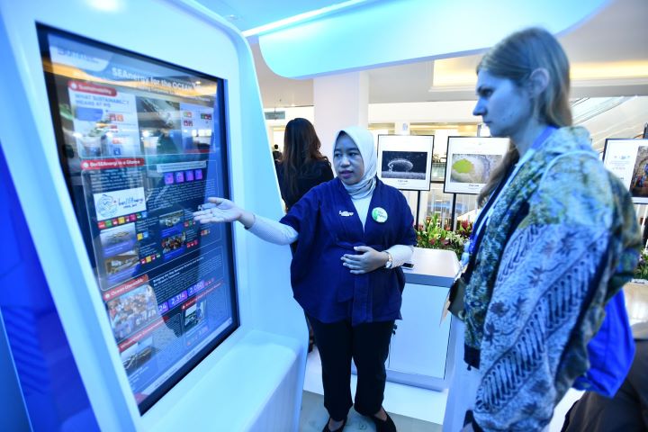 Perwira Pertamina Integrated Shipping paparkan program konservasi kelautan ke pengunjung World Water Forum ke-10, yang tengah digelar di Bali. Pertamina Group memiliki berbagai upaya pelestarian alam, termasuk konservasi air, sebagai wujud komitmen perusahaan berkelanjutan. Foto: Dok Pertamina