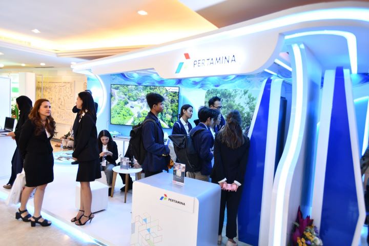 Pengunjung World Water Forum 2024 antusias melihat paparan aksi Pertamina dalam menjaga keberlangsungan air. Foto: Dok Pertamina