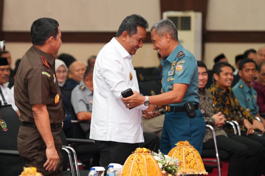 Kerja sama semua pemangku kepentingan termasuk dengan Danlantamal menjadikan penanggulangan bencana di Sulsel berjalan kompak. Foto: Humas