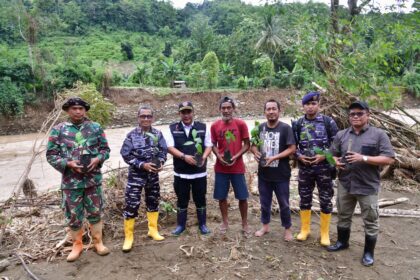 Pj Gubernur Sulsel (ke-3 dari kiri) bersama seluruh elemen bersama mengajak gerakan jaga lingkungan. Foto: dok humas