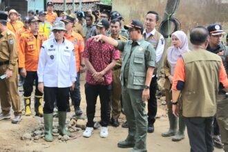 Kepala Badan Nasional Penanggulangan Bencana (BNPB), Letnan Jenderal TNI Suharyanto dan jajaran saat melakukan kunjungan kerja dan menyalurkan sejumlah bantuan untuk warga terdampak banjir di Desa Mendingin, Kecamatan Ulu Ogan, Kabupaten OKU, pada Selasa (28/5). Foto: BNPB