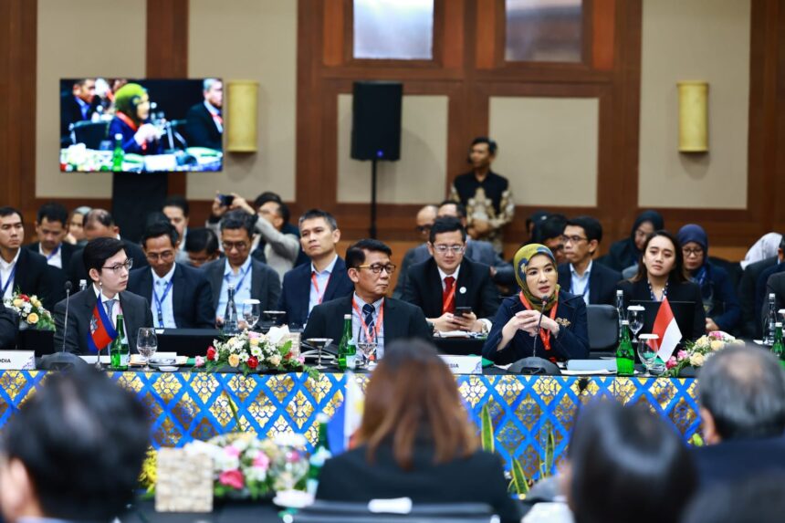 Direktur Utama Pertamina Nicke Widyawati menyampaikan dua Outcome-Based Strategies untuk mendukung penerapan ASEAN Plan of Action for Energy Cooperation (APAEC) Post-2025 Development pada sesi Leadership Forum di ASCOPE 8th Mid-Year Meeting 2024. Foto: Dok Pertamina