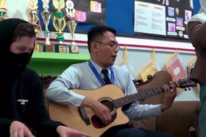 Alan Walker dan Tri Adinata di SMA Al-Ashar Medan. Foto: IG, @alanwalkermusic (tangkap layar)