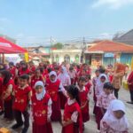 Suasana puluhan siswa SDN 03 Bukit Duri, Tebet, Jakarta Selatan, belajar sambil bermain di Alfamart Bukit Duri Selatan, Kamis (16/5). Para siswa mendapat edukasi dibekali pengetahuan, bermain game untuk keseruan dan mendapat hadiah. Foto: Joesvicar Iqbal/ipol.id