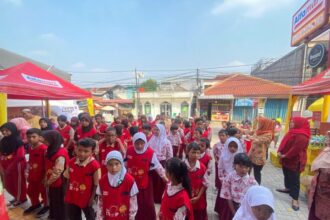 Suasana puluhan siswa SDN 03 Bukit Duri, Tebet, Jakarta Selatan, belajar sambil bermain di Alfamart Bukit Duri Selatan, Kamis (16/5). Para siswa mendapat edukasi dibekali pengetahuan, bermain game untuk keseruan dan mendapat hadiah. Foto: Joesvicar Iqbal/ipol.id