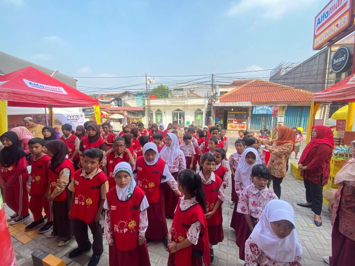 Suasana puluhan siswa SDN 03 Bukit Duri, Tebet, Jakarta Selatan, belajar sambil bermain di Alfamart Bukit Duri Selatan, Kamis (16/5). Para siswa mendapat edukasi dibekali pengetahuan, bermain game untuk keseruan dan mendapat hadiah. Foto: Joesvicar Iqbal/ipol.id