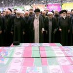 Pemimpin Tertinggi Revolusi Islam Ayatollah Seyyed Ali Khamenei mengucapkan doa atas jenazah mendiang Presiden Ebrahim Raisi dan rombongan. Foto: IRNA