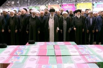 Pemimpin Tertinggi Revolusi Islam Ayatollah Seyyed Ali Khamenei mengucapkan doa atas jenazah mendiang Presiden Ebrahim Raisi dan rombongan. Foto: IRNA