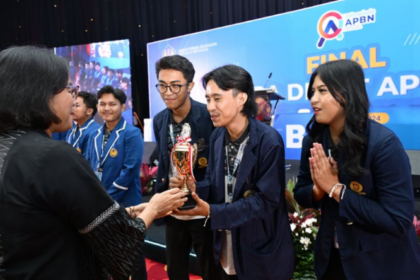 Menkeu menyerahkan piala Final Lomba Debat APBN di Aula Dhanapala, Kompleks Kementerian Keuangan Jakarta. Foto: kemenkeu