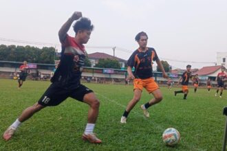 Duel talenta muda terjadi saat LPM melawan Sangkustik FC.(ist).